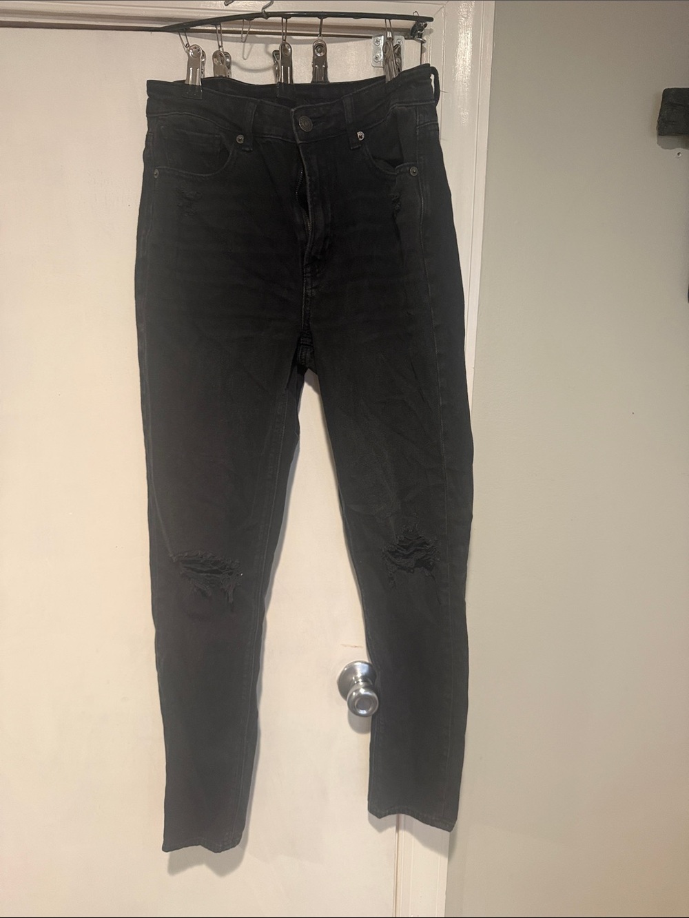 American Eagle Outfitters Black Distressed High-Rise Jeans(mom style)